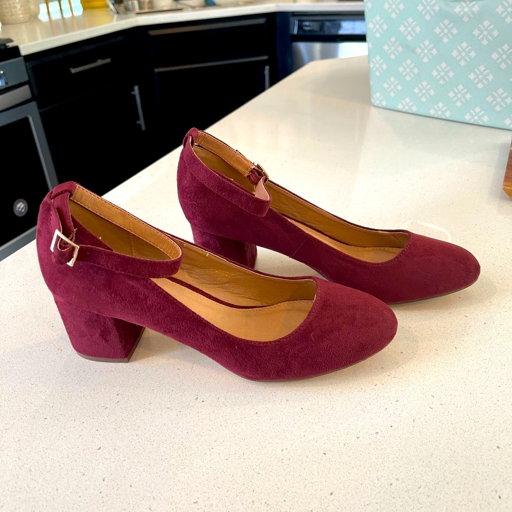 Ollio Womens Faux Suede Chunky Mid Heels Burgundy - size 9